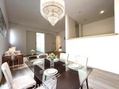 リビング　4月3日撮影♪朝は爽やかな日差しを浴びながら、家族みんなでおいしい朝食。昼下がりには読書やお昼寝でもしながらのんびりと過ごすひと時…。家族が集まる空間を、一番明るい空間に♪家具はCGになります。