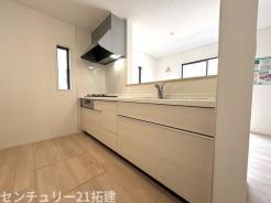 キッチン　2026年4月3日撮影♪調理がはかどるシステムキッチン♪収納豊富で、シンクも作業スペースも広いのでスムーズに料理ができますね。３口コンロ、グリル付です♪