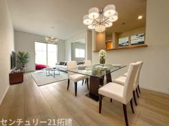 リビング　2026年4月3日撮影♪大きな窓のあるリビングは、陽光あふれる明るい空間です。居心地良く、ご家族皆がゆったり寛げる憩いの空間となりそうです♪家具はCGになります。