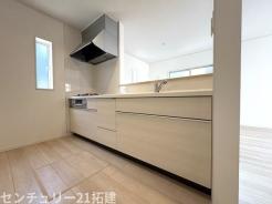 キッチン　2026年4月3日撮影♪調理がはかどるシステムキッチン♪収納豊富で、シンクも作業スペースも広いのでスムーズに料理ができますね。３口コンロ、グリル付です♪