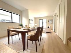 リビング　4月3日撮影♪朝は爽やかな日差しを浴びながら、家族みんなでおいしい朝食。昼下がりには読書やお昼寝でもしながらのんびりと過ごすひと時…。家族が集まる空間を、一番明るい空間に♪家具はCGになります。