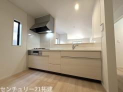 キッチン　2026年4月3日撮影♪調理がはかどるシステムキッチン♪収納豊富で、シンクも作業スペースも広いのでスムーズに料理ができますね。３口コンロ、グリル付です♪