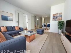 リビング　2026年4月3日撮影♪大きな窓のあるリビングは、陽光あふれる明るい空間です。居心地良く、ご家族皆がゆったり寛げる憩いの空間となりそうです♪家具はCGになります。