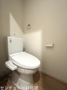 トイレ　施工例 トイレを癒しの空間と考える人は少なくありません。だからこそ、寛げる場所であってほしいと思っている人も多いでしょう。機能面でも癒しや寛ぎの空間に相応しいトイレとなっています。