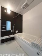 バス　施工例【親子でゆったり癒やしの時】足を伸ばしてリラックスできる１坪タイプ。浴室乾燥機付きで、雨の日や花粉の季節の洗濯も安心です。一日の疲れをリセットし、お子様との会話も弾む、清潔感あふれるバスルーム。