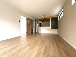 リビング　4月17日撮影♪朝は爽やかな日差しを浴びながら、家族みんなでおいしい朝食。昼下がりには読書やお昼寝でもしながらのんびりと過ごすひと時…。家族が集まる空間を、一番明るい空間に♪