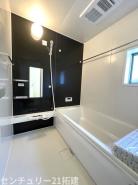 バス　施工例【親子でゆったり癒やしの時】足を伸ばしてリラックスできる１坪タイプ。浴室乾燥機付きで、雨の日や花粉の季節の洗濯も安心です。一日の疲れをリセットし、お子様との会話も弾む、清潔感あふれるバスルーム。