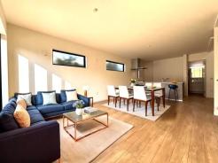 リビング　施工例・大きな窓のあるリビングは、陽光あふれる明るい空間です。居心地良く、ご家族皆がゆったり寛げる憩いの空間となりそうです♪家具はCGになります。