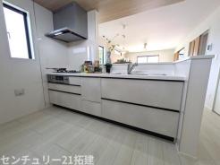 キッチン　2026年6月16日撮影♪調理がはかどるシステムキッチン♪収納豊富で、シンクも作業スペースも広いのでスムーズに料理ができますね。３口コンロ、グリル付です♪