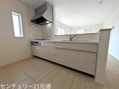 キッチン　2026年8月8日撮影♪キッチンがスッキリ片付くパントリー収納♪食材のストックや調理器具の保管に便利なスペースです。
