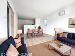 リビング　施工例・大きな窓のあるリビングは、陽光あふれる明るい空間です。居心地良く、ご家族皆がゆったり寛げる憩いの空間となりそうです♪家具はCGになります。