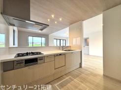 キッチン　2026年7月6日撮影♪調理がはかどるシステムキッチン♪収納豊富で、シンクも作業スペースも広いのでスムーズに料理ができますね。３口コンロ、グリル付です♪