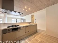 キッチン　2026年7月6日撮影♪調理がはかどるシステムキッチン♪収納豊富で、シンクも作業スペースも広いのでスムーズに料理ができますね。３口コンロ、グリル付です♪