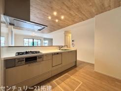 キッチン　2026年7月6日撮影♪調理がはかどるシステムキッチン♪収納豊富で、シンクも作業スペースも広いのでスムーズに料理ができますね。３口コンロ、グリル付です♪
