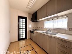 キッチン　2026年7月9日撮影♪調理がはかどるシステムキッチン♪収納豊富で、シンクも作業スペースも広いのでスムーズに料理ができますね。３口コンロ、グリル付です♪