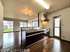 キッチン　2026年7月14日撮影♪調理がはかどるシステムキッチン♪収納豊富で、シンクも作業スペースも広いのでスムーズに料理ができますね。３口コンロ、グリル付です♪