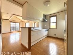 キッチン　2026年7月26日撮影♪調理がはかどるシステムキッチン♪収納豊富で、シンクも作業スペースも広いのでスムーズに料理ができますね。３口コンロ、グリル付です♪