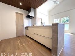 キッチン 2026年8月7日撮影♪調理がはかどるシステムキッチン♪収納豊富で、シンクも作業スペースも広いのでスムーズに料理ができますね。3口コンロ、グリル付です♪