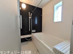 バス　施工例・同一仕様【親子でゆったり癒やしの時】足を伸ばしてリラックスできる１坪タイプ。浴室乾燥機付きで、雨の日や花粉の季節の洗濯も安心です。お子様との会話も弾む、清潔感あふれるバスルーム。