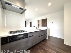 キッチン　2026年9月22日撮影♪調理がはかどるシステムキッチン♪収納豊富で、シンクも作業スペースも広いのでスムーズに料理ができますね。３口コンロ、グリル付です♪