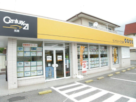 【駅徒歩4分、駐車場も完備！】