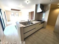 キッチン 2026年4月5日撮影♪調理がはかどるシステムキッチン♪収納豊富で、シンクも作業スペースも広いのでスムーズに料理ができますね。3口コンロ、グリル付です♪
