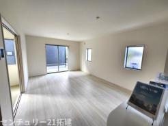 リビング 施工例・大きな窓のあるリビングは、陽光あふれる明るい空間です。居心地良く、ご家族皆がゆったり寛げる憩いの空間となりそうです♪家具はCGになります。