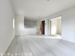 リビング 施工例・大きな窓のあるリビングは、陽光あふれる明るい空間です。居心地良く、ご家族皆がゆったり寛げる憩いの空間となりそうです♪家具はCGになります。