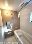 バス 施工例【親子でゆったり癒やしの時】足を伸ばしてリラックスできる1坪タイプ。浴室乾燥機付きで、雨の日や花粉の季節の洗濯も安心です。一日の疲れをリセットし、お子様との会話も弾む、清潔感あふれるバスルーム。