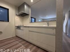 キッチン 2026年3月6日撮影♪調理がはかどるシステムキッチン♪収納豊富で、シンクも作業スペースも広いのでスムーズに料理ができますね。3口コンロ、グリル付です♪