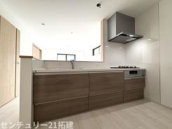 キッチン 2026年9月4日撮影♪調理がはかどるシステムキッチン♪収納豊富で、シンクも作業スペースも広いのでスムーズに料理ができますね。3口コンロ、グリル付です♪
