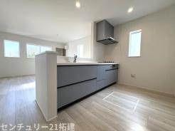 キッチン 2026年6月21日撮影♪調理がはかどるシステムキッチン♪収納豊富で、シンクも作業スペースも広いのでスムーズに料理ができますね。3口コンロ、グリル付です♪