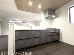 キッチン 2026年3月27日撮影♪調理がはかどるシステムキッチン♪収納豊富で、シンクも作業スペースも広いのでスムーズに料理ができますね。3口コンロ、グリル付です♪