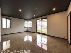 リビング 2026年3月27日撮影♪大きな窓のあるリビングは、陽光あふれる明るい空間です。居心地良く、ご家族皆がゆったり寛げる憩いの空間となりそうです♪家具はCGになります。