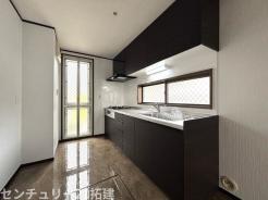 キッチン 2026年3月27日撮影♪調理がはかどるシステムキッチン♪収納豊富で、シンクも作業スペースも広いのでスムーズに料理ができますね。3口コンロ、グリル付です♪