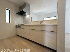 キッチン 2026年4月3日撮影♪調理がはかどるシステムキッチン♪収納豊富で、シンクも作業スペースも広いのでスムーズに料理ができますね。3口コンロ、グリル付です♪