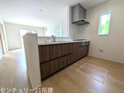 キッチン 2026年6月23日撮影♪調理がはかどるシステムキッチン♪収納豊富で、シンクも作業スペースも広いのでスムーズに料理ができますね。3口コンロ、グリル付です♪