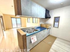 キッチン 2026年8月22日撮影♪調理がはかどるシステムキッチン♪収納豊富で、シンクも作業スペースも広いのでスムーズに料理ができますね。3口コンロ、グリル付です♪