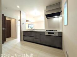 キッチン 2026年7月3日撮影♪調理がはかどるシステムキッチン♪収納豊富で、シンクも作業スペースも広いのでスムーズに料理ができますね。3口コンロ、グリル付です♪