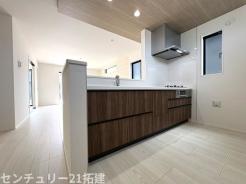 キッチン 2026年6月16日撮影♪調理がはかどるシステムキッチン♪収納豊富で、シンクも作業スペースも広いのでスムーズに料理ができますね。3口コンロ、グリル付です♪