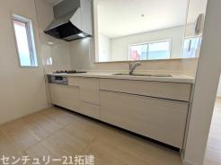 キッチン 2026年8月8日撮影♪調理がはかどるシステムキッチン♪収納豊富で、シンクも作業スペースも広いのでスムーズに料理ができますね。3口コンロ、グリル付です♪