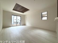 リビング 施工例・大きな窓のあるリビングは、陽光あふれる明るい空間です。居心地良く、ご家族皆がゆったり寛げる憩いの空間となりそうです♪家具はCGになります。