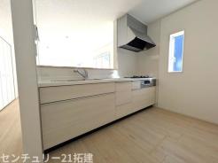 キッチン 2026年9月22日撮影♪調理がはかどるシステムキッチン♪収納豊富で、シンクも作業スペースも広いのでスムーズに料理ができますね。3口コンロ、グリル付です♪