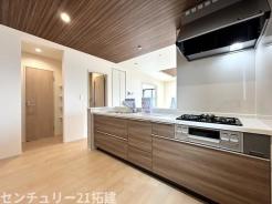 キッチン 2026年8月8日撮影♪調理がはかどるシステムキッチン♪収納豊富で、シンクも作業スペースも広いのでスムーズに料理ができますね。3口コンロ、グリル付です♪