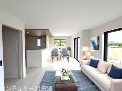 リビング 施工例・大きな窓のあるリビングは、陽光あふれる明るい空間です。居心地良く、ご家族皆がゆったり寛げる憩いの空間となりそうです♪家具はCGになります。