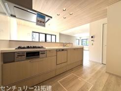 キッチン 施工例 調理がはかどるシステムキッチン♪収納豊富で、シンクも作業スペースも広いのでスムーズに料理ができますね。3口コンロ、グリル付です♪
