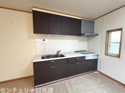 キッチン 2026年9月4日撮影♪調理がはかどるシステムキッチン♪収納豊富で、シンクも作業スペースも広いのでスムーズに料理ができますね。3口コンロ、グリル付です♪