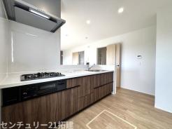 キッチン 2026年9月22日撮影♪調理がはかどるシステムキッチン♪収納豊富で、シンクも作業スペースも広いのでスムーズに料理ができますね。3口コンロ、グリル付です♪