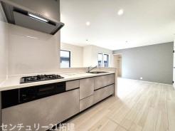 キッチン 2026年9月22日撮影♪調理がはかどるシステムキッチン♪収納豊富で、シンクも作業スペースも広いのでスムーズに料理ができますね。3口コンロ、グリル付です♪
