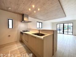 キッチン 施工例 調理がはかどるシステムキッチン♪収納豊富で、シンクも作業スペースも広いのでスムーズに料理ができますね。3口コンロ、グリル付です♪